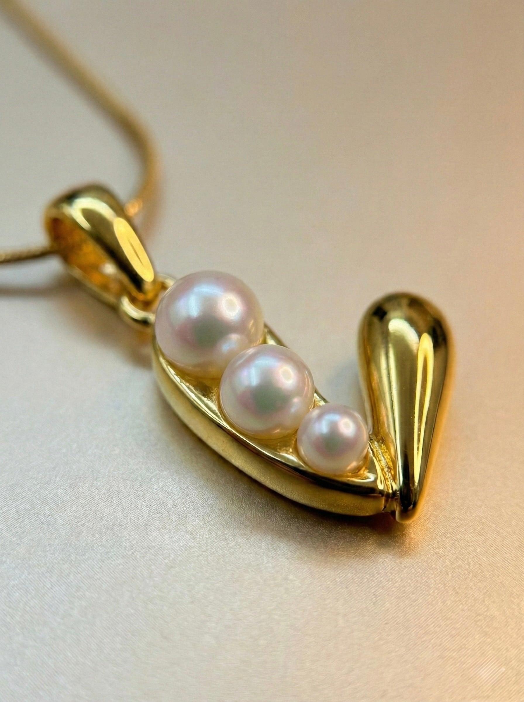 Close-up Valiora pearl heart necklace in gold with anti-tarnish finish detail