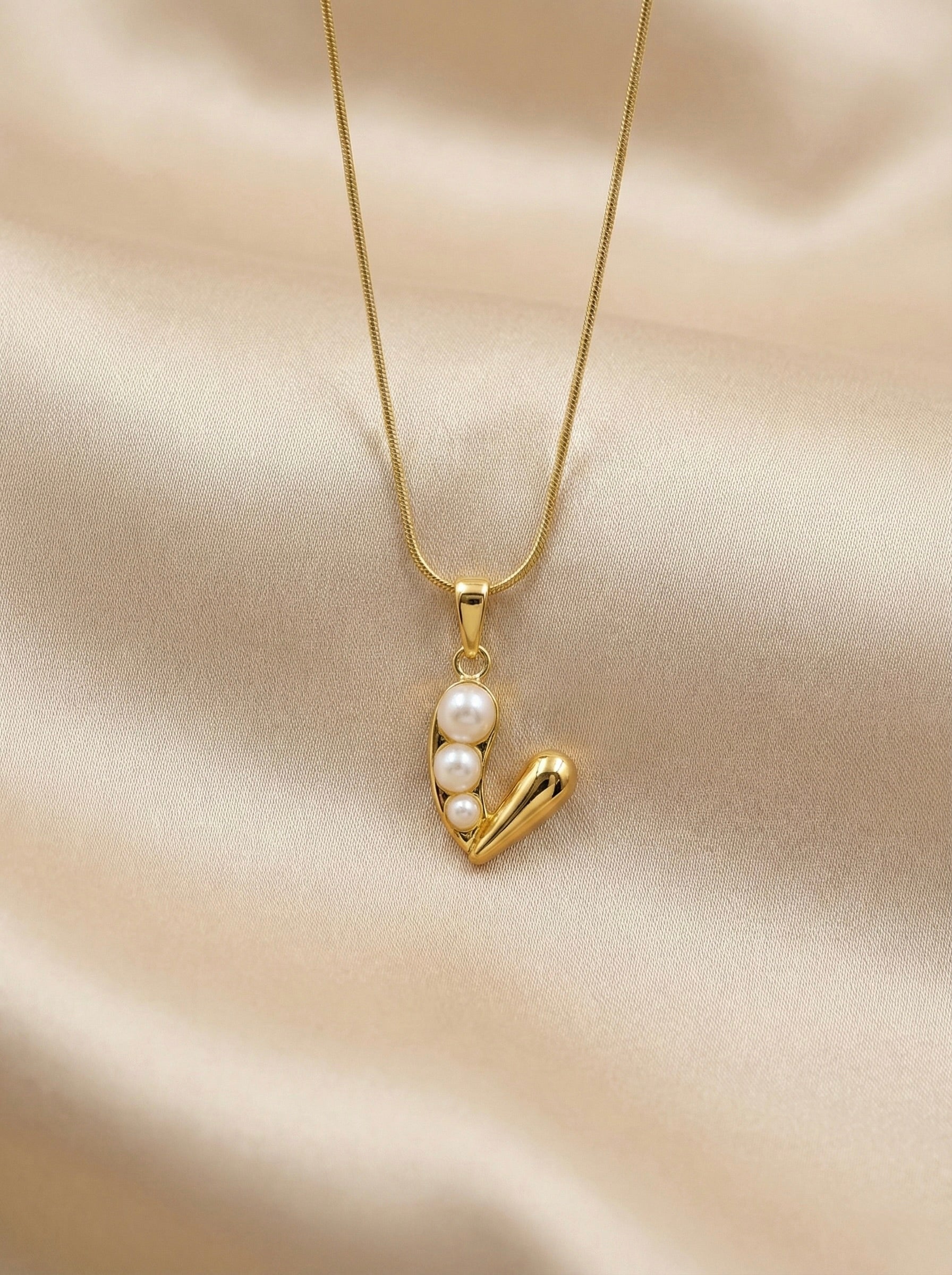 Valiora pearl heart necklace in gold with anti-tarnish finish